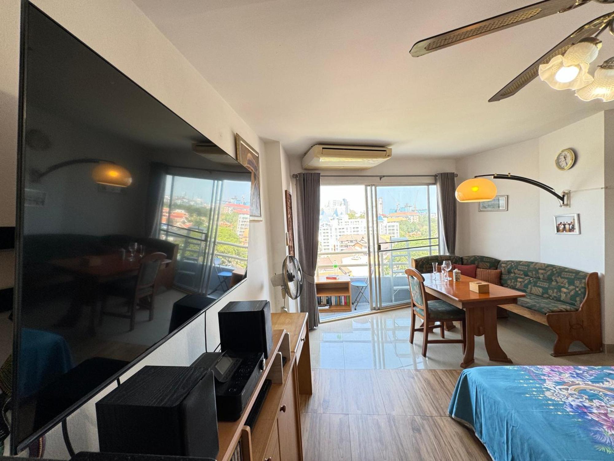 View Sea看海观景公寓 机场巴士站隔壁 出门双条车到芭提雅海滩、步行街和各㬌点 Appartement Pattaya