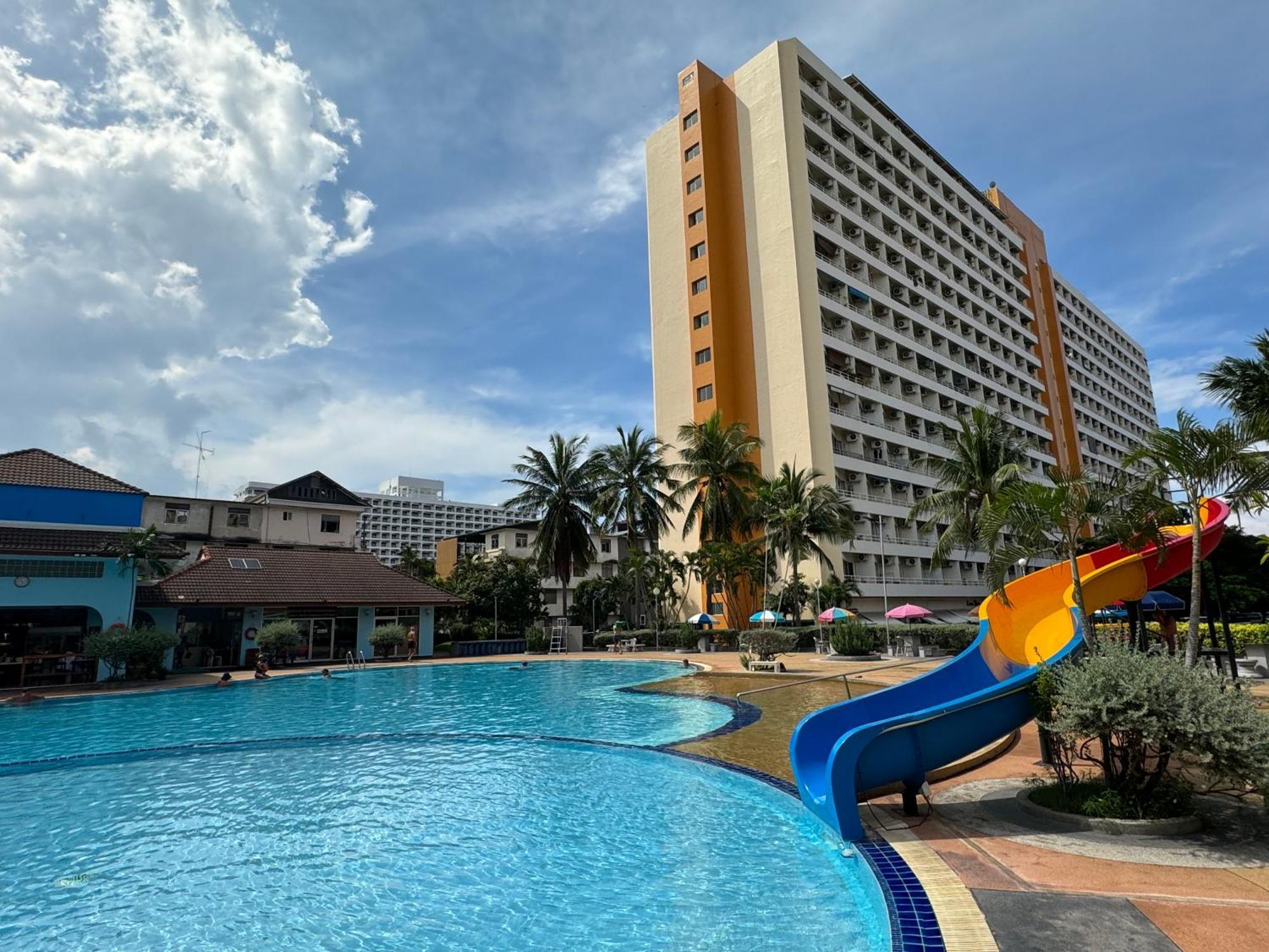 Apartment View Sea看海观景公寓 机场巴士站隔壁 出门双条车到芭提雅海滩、步行街和各㬌点 *
