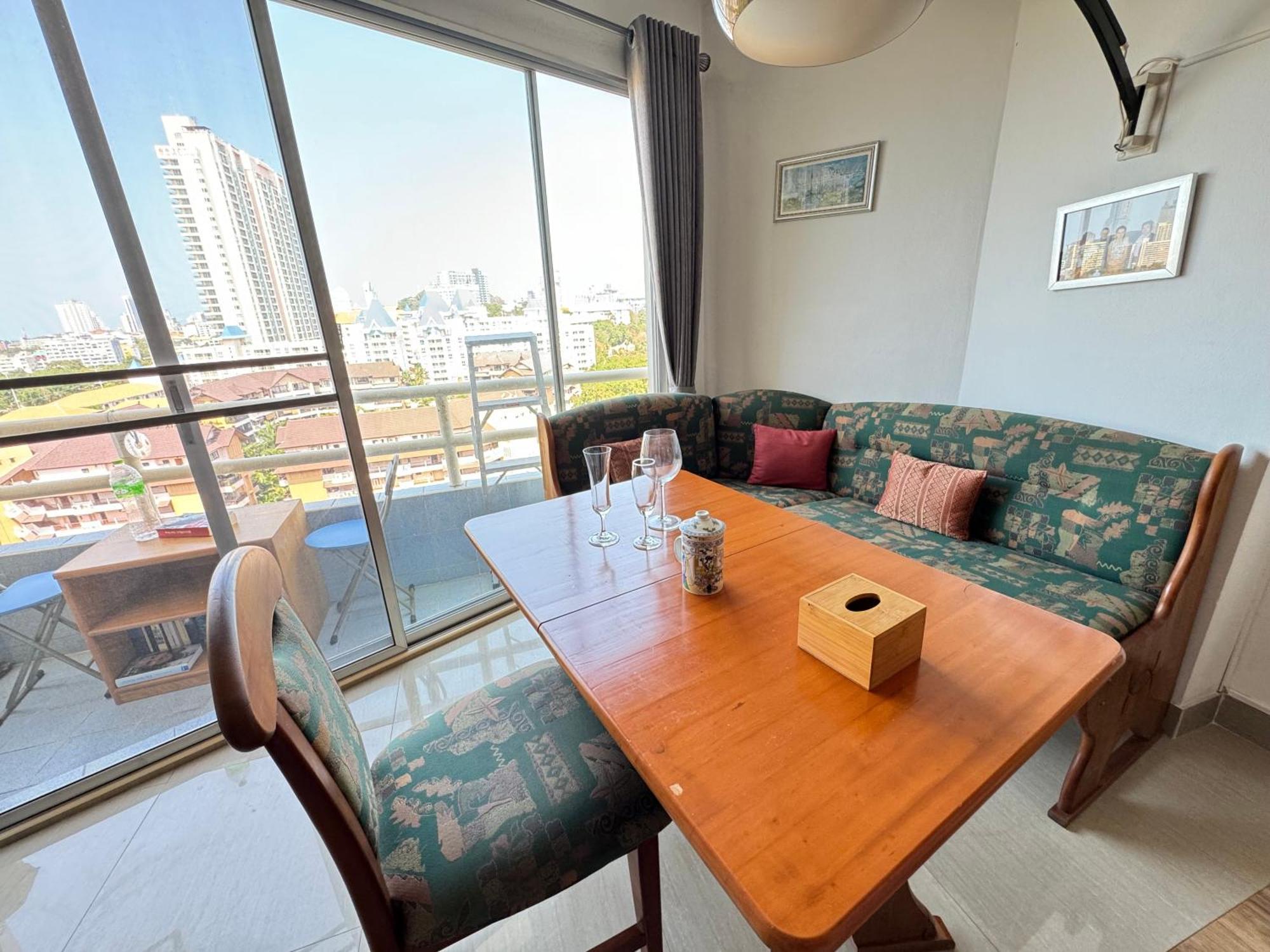 View Sea看海观景公寓 机场巴士站隔壁 出门双条车到芭提雅海滩、步行街和各㬌点 Apartment *